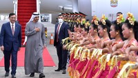 Presiden Uni Emirat Arab Sheikh Mohamed bin Zayed Al Nahyan (kedua kiri) disambut Menteri Koordinator Bidang Kemaritiman dan Investasi Luhut Binsar Pandjaitan (kiri) setibanya di Bandara I Gusti Ngurah Rai Bali. Tari ini dipentaskan secara massal dengan satu pemangku atau pemimpin acara. Di Bali Selatan khususnya, tari ini dibawakan oleh puluhan penari perempuan secara berpasangan. Penari pendet umumnya perempuan yang belum menikah dan perempuan yang sudah berhenti menstruasi atau sudah mewinten. ANTARA FOTO/Fikri Yusuf