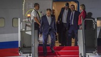 Menteri Luar Negeri Rusia Sergey Viktorovich Lavrov berjalan menuruni tangga pesawat udara saat tiba di Terminal VVIP I Bandara I Gusti Ngurah Rai Bali, Minggu (13/11/2022). Kedatangan Menteri Luar Negeri Rusia tersebut untuk mengikuti KTT G20 yang akan berlangsung pada 15-16 November mendatang. ANTARA FOTO/Media Center G20 Indonesia/Galih Pradipta