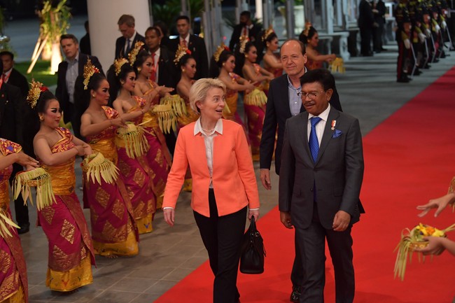 Ursula von der Leyen adalah satu dari segelintir perempuan berkuasa yang menghadiri KTT G20 2022. Setibanya di Bali dan disambut Menteri Kominfo Johnny G. Plate, Presiden Komisi Eropa ini terlihat memakai blouse putih yang dipadu blazer orange nan cerah. Untuk bawahan, celana panjang hitam jadi andalan. (Foto: ANTARA FOTO/Nyoman Hendra Wibowo)