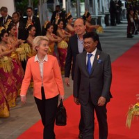 Ursula von der Leyen adalah satu dari segelintir perempuan berkuasa yang menghadiri KTT G20 2022. Setibanya di Bali dan disambut Menteri Kominfo Johnny G. Plate, Presiden Komisi Eropa ini terlihat memakai blouse putih yang dipadu blazer orange nan cerah. Untuk bawahan, celana panjang hitam jadi andalan. (Foto: ANTARA FOTO/Nyoman Hendra Wibowo)