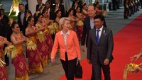 Presiden Komisi Eropa Ursula von der Leyen (kiri) didampingi Menteri Kominfo Johnny G. Plate berjalan menuju Terminal VVIP I Bandara I Gusti Ngurah Rai, Badung, Bali, Minggu (13/11/2022). Kedatangan Presiden Komisi Eropa tersebut untuk mengikuti KTT G20 yang akan berlangsung pada 15-16 November 2022. ANTARA FOTO/Media Center G20 Indonesia/Nyoman Hendra Wibowo