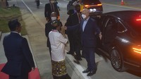 Gubernur Bali I Wayan Koster (kedua (kiri) menyambut kedatangan Direktur Eksekutif World Economic Forum (WEF) Klaus Martin Schwab (kanan) di terminal VVIP I Bandara I Gusti Ngurah Rai, Badung, Bali, Minggu (13/11/2022). Kedatangan Direktur Eksekutif World Economic Forum (WEF) tersebut untuk mengikuti Konferensi Tingkat Tinggi (KTT) G20 yang akan berlangsung pada 15-16 November 2022. ANTARA FOTO/Media Center G20 Indonesia/Nyoman Hendra Wibowo