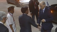 Menteri Kominfo Johnny G. Plate (ketiga kiri) dan Gubernur Bali I Wayan Koster (kedua kiri) menyambut kedatangan Presiden Islamic Development Bank (IsDB) Dr. Muhammad Sulaiman Al-Jasser (kanan) di terminal VVIP I Bandara I Gusti Ngurah Rai, Badung, Bali, Minggu (13/11/2022). Kedatangan Presiden Islamic Development Bank (IsDB) tersebut untuk mengikuti Konferensi Tingkat Tinggi (KTT) G20 yang akan berlangsung pada 15-16 November 2022. ANTARA FOTO/Media Center G20 Indonesia/Nyoman Hendra Wibowo