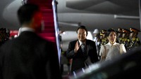 Presiden Korea Selatan Yoon Suk Yeol dan istrinya Kim Keon-hee tiba di Bandara Internasional Ngurah Rai di Bali, Indonesia, Minggu (13/11/2022). Presiden Yoon Suk Yeol berencana menghadiri pertemuan puncak G20 di Nusa Dua. AP/Sonny Tumbelaka