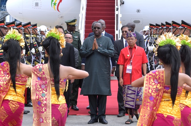 Busana tradisional negaranya juga menjadi andalan Presiden Senegal Macky Sall. Ia memakai kemeja hijau lumut yang panjangnya jatuh sepaha yang dipadu dengan celana panjang senada. (Foto: ANTARA FOTO/Fikri Yusuf)