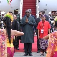 Busana tradisional negaranya juga menjadi andalan Presiden Senegal Macky Sall. Ia memakai kemeja hijau lumut yang panjangnya jatuh sepaha yang dipadu dengan celana panjang senada. (Foto: ANTARA FOTO/Fikri Yusuf)