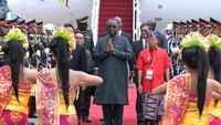 Presiden Senegal Macky Sall memberi salam setibanya di Bandara I Gusti Ngurah Rai, Bali, Senin (14/11/2022). Presiden Senegal Macky Sall tiba di Bali untuk menghadiri Konferensi Tingkat Tinggi (KTT) G20 yang akan berlangsung pada 15-16 November mendatang. ANTARA FOTO/Media Center G20 Indonesia/Fikri Yusuf