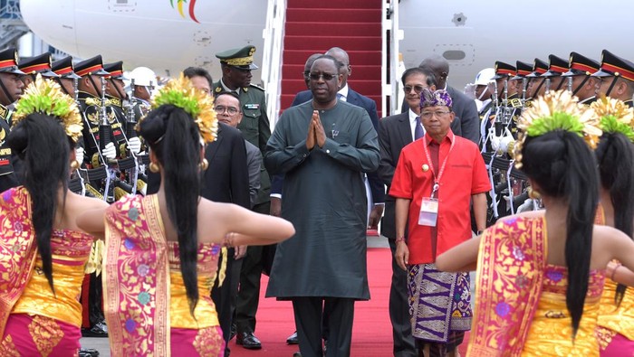 Sederet Pemimpin Dunia yang Sudah Tiba di KTT G20 Bali Presiden Senegal Macky Sall memberi salam setibanya di Bandara I Gusti Ngurah Rai, Bali, Senin (14/11/2022). Presiden Senegal Macky Sall tiba di Bali untuk menghadiri Konferensi Tingkat Tinggi (KTT) G20 yang akan berlangsung pada 15-16 November mendatang. ANTARA FOTO/Media Center G20 Indonesia/Fikri Yusuf/nym.