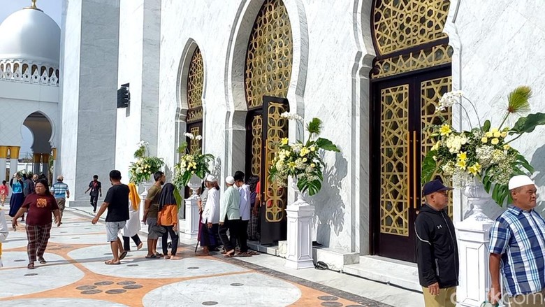 Sejumlah bunga yang dipasang untuk dekorasi Masjid Sheikh Zayed di Solo saat peresmian, Senin (14/11/2022). Foto diambil sebelum bunga dekorasi dicabuti warga.
