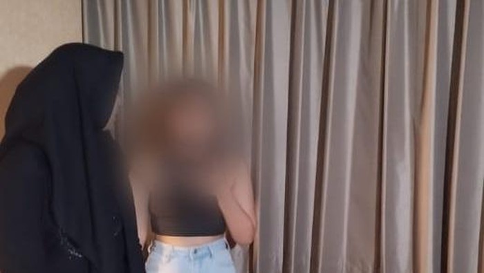 Selebgram Makassar saat digerebek di hotel terkait prostitusi.
