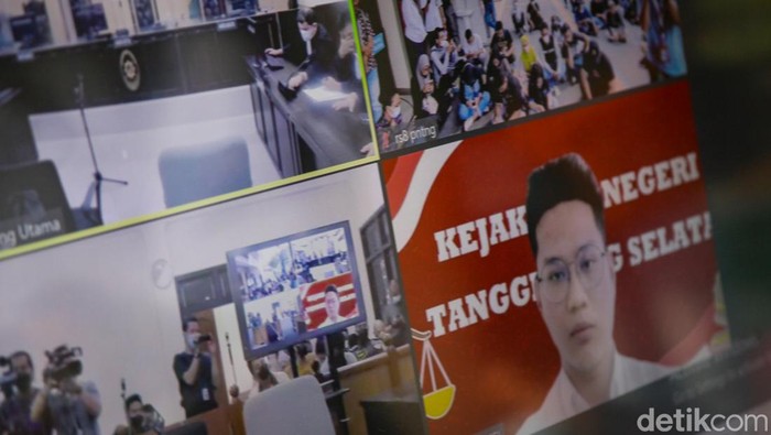 Sidang Vonis Indra Kenz di Kasus Binomo Digelar Terbatas Indra Kesuma alias Indra Kenz menjalani sidang vonis kasus Binomo hari ini. Sidang tersebut digelar secara terbatas.