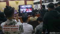 Beberapa korban Binomo menyaksikan sidang sambil memakai stiker bertuliskan korban Indra Kenz.