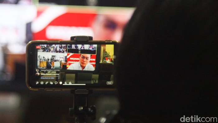 Indra Kesuma alias Indra Kenz menjalani sidang vonis kasus Binomo hari ini. Sidang tersebut digelar secara terbatas.