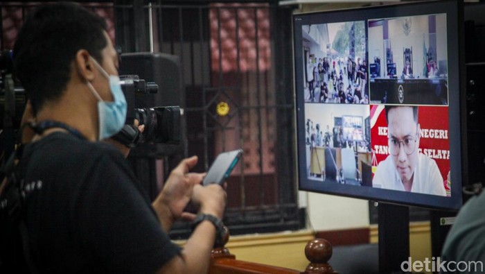 Indra Kesuma alias Indra Kenz menjalani sidang vonis kasus Binomo hari ini. Sidang tersebut digelar secara terbatas.