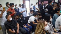 Hanya beberapa orang, termasuk wartawan yang diperbolehkan masuk ruang sidang.