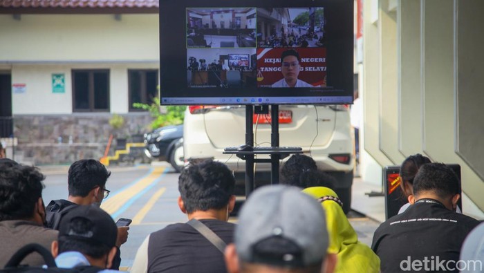 Indra Kesuma alias Indra Kenz menjalani sidang vonis kasus Binomo hari ini. Sidang tersebut digelar secara terbatas.