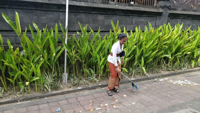 Siswa dan anggota TNI membersihkan sampah di lokasi penyambutan delegasi G20, sekitar Bandara I Gusti Ngurah Rai, Senin (14/11/2022). Siswa membersihkan sampah di lokasi penyambutan delegasi G20, sekitar Bandara I Gusti Ngurah Rai, Senin (14/11/2022).