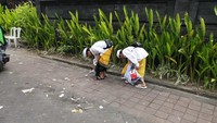 Aksi tersebut dilakukan beberapa murid SMPN 3 Kuta usai melakukan penyambutan Presiden China Xi Jinping.  Foto: Nuranda Indrajaya/detikBali