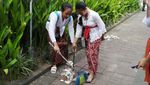 Potret Siswa-TNI Bersihkan Sampah Usai Penyambutan Delegasi G20