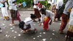 Potret Siswa-TNI Bersihkan Sampah Usai Penyambutan Delegasi G20