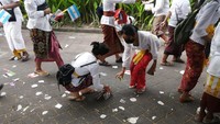 Perlu diketahui, sampah tersebut berasal dari makanan yang dibagikan kepada para siswa SMPN 3 Kuta saat ditugasi menyambut delegasi G20. Foto: Nuranda Indrajaya/detikBali