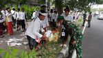 Potret Siswa-TNI Bersihkan Sampah Usai Penyambutan Delegasi G20