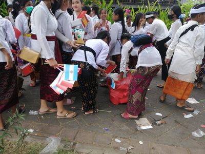 Potret Siswa-TNI Bersihkan Sampah Usai Penyambutan Delegasi G20