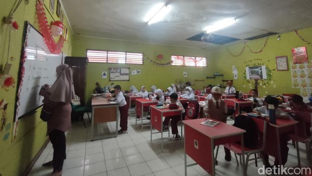 Siswa SDN Pocin 1 Depok diajak ortu siswa dan relawan (Dwi Rahmawati/detikcom)
