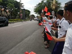 Tak ketinggalan dari SMPN 1 Kuta Utara, ratusan siswa SMPN 3 Kuta pun sangat antusias menyambut delegasi G20. Foto: Nuranda Indrajaya/detikBali