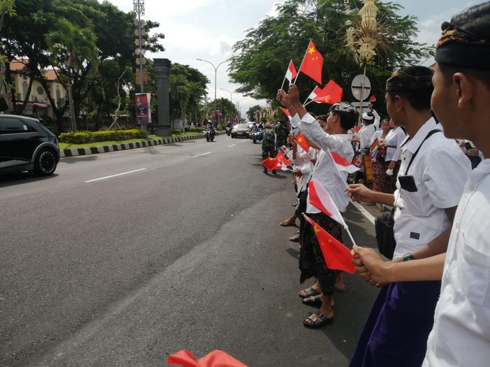 Siswa SMPN 1 Kuta Utara menyambut delegasi G20 di sekitar Bandara Ngurah Rai Bali, Senin (14/11/2022).