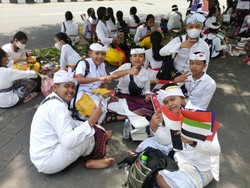 Sekitar 400-an siswa dari kelas 7 tersebut diketahui telah berada di lokasi sejak pukul 11.00 Wita. Foto: Nuranda Indrajaya/detikBali