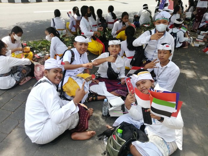 Siswa SMPN 1 Kuta Utara menyambut delegasi G20 di sekitar Bandara Ngurah Rai Bali, Senin (14/11/2022).