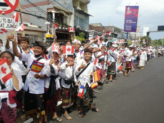 Siswa SMPN 1 Kuta Utara menyambut delegasi G20 di sekitar Bandara Ngurah Rai Bali, Senin (14/11/2022).