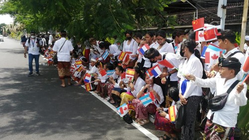 Siswa SMPN 1 Kuta Utara menyambut delegasi G20 di sekitar Bandara Ngurah Rai Bali, Senin (14/11/2022).