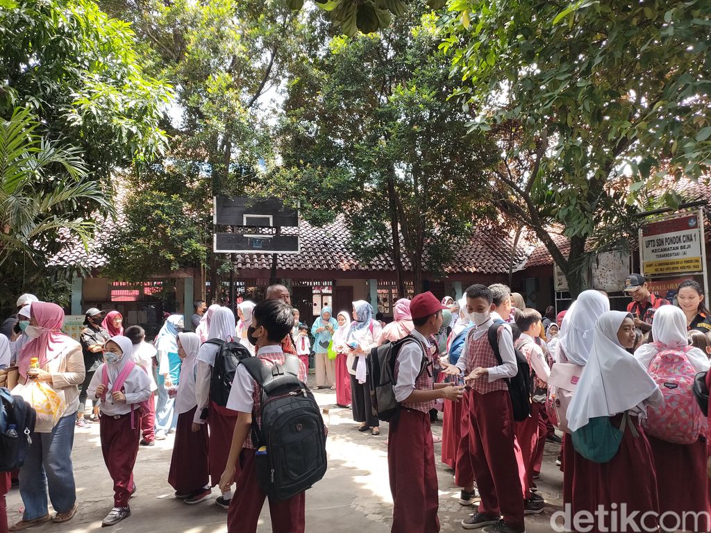 Siswa tetap belajar di SDN Pocin 1 yang bakal direlokasi. Ortu murid ikut hadir ke SDN Pocin 1 lantaran tak ingin anak pindah ke SDN Pocin 5 dan Pocin 3. (Dwi Rahmawati/detikcom)