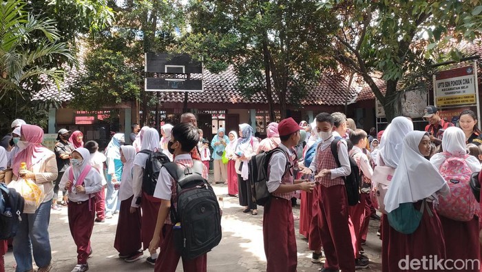 Siswa tetap belajar di SDN Pocin 1 yang bakal direlokasi. Ortu murid ikut hadir ke SDN Pocin 1 lantaran tak ingin anak pindah ke SDN Pocin 5 dan Pocin 3. (Dwi Rahmawati/detikcom)