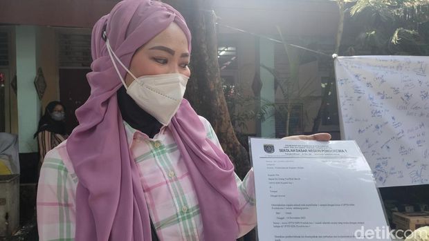 Siswa tetap belajar di SDN Pocin 1 yang bakal direlokasi. Ortu murid ikut hadir ke SDN Pocin 1 lantaran tak ingin anak pindah ke SDN Pocin 5 dan Pocin 3. (Dwi Rahmawati/detikcom)