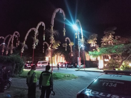 Situasi saat malam hari Hotel The Apurva Kempinski di kawasan Sawangan, Nusa Dua, Kabupaten Badung, Bali akan jadi lokasi utama bagi para petinggi negara G20 bertemu, Senin (14/11/2022). Foto: Agus Eka Purna Negara