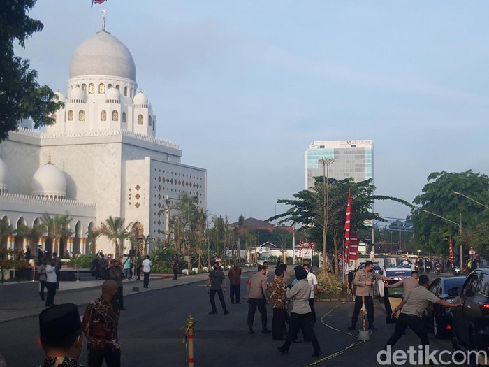 Suasana depan masjid raya Sheikh Zayed Al-Nahyan, Solo, Senin (14/11/2022) pagi.