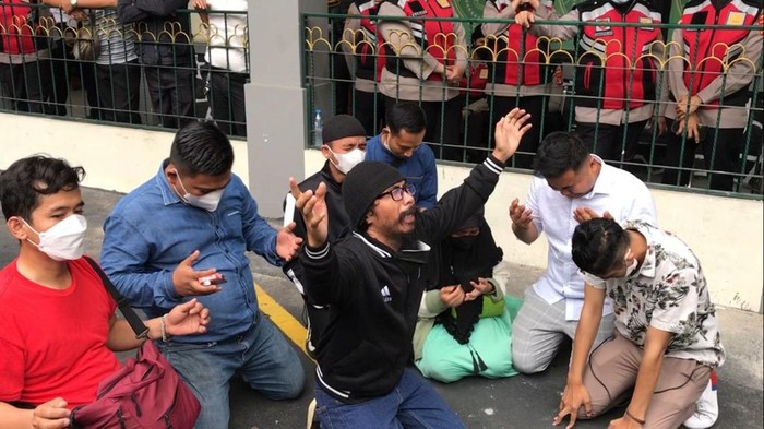Suasana di luar sidang Indra Kenz (Wilda-detikcom)