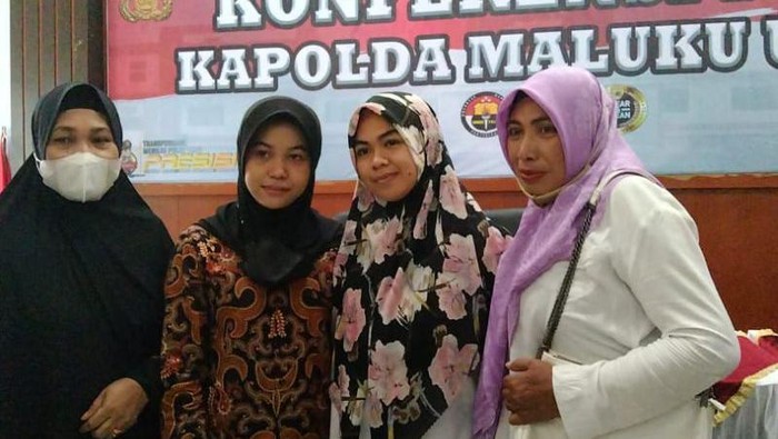 Sulastri Irwan berjilbab motif bunga (tengah) akhirnya diloloskan jadi Polwan.