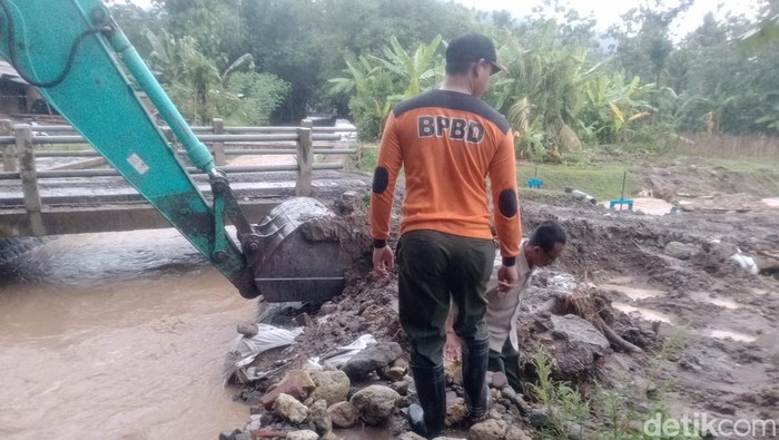 Sungai di Desa Bacem, Blitar meluap dan membanjiri rumah warga