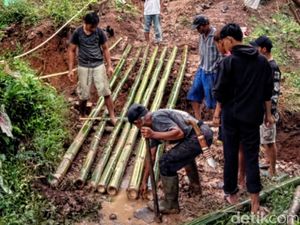Warga Mengungsi Hindari Tanah Terbelah di Cibadak Sukabumi