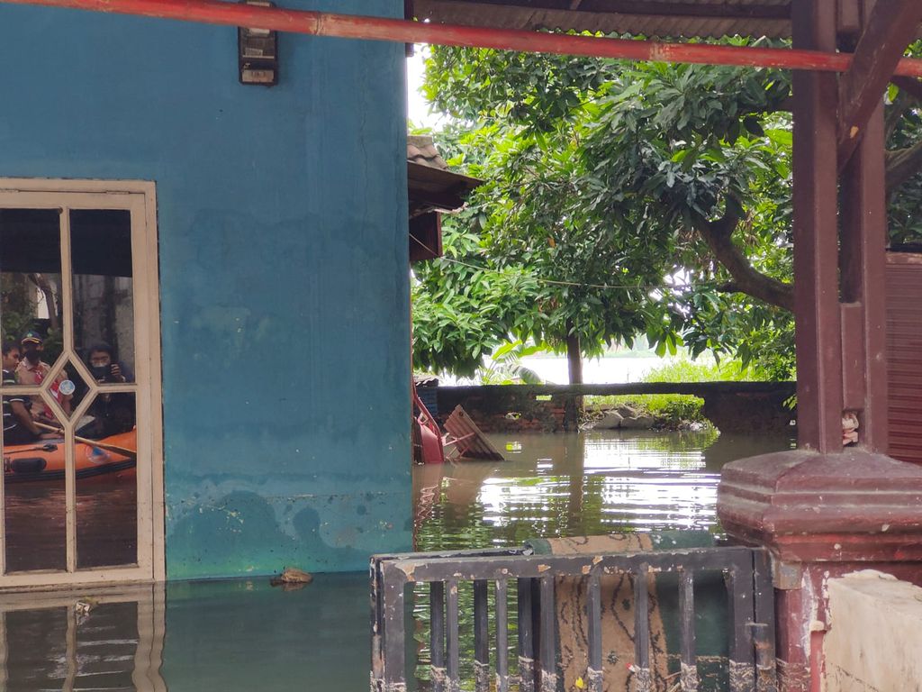Tanggul jebol di Tangerang (Adrial-detikcom)