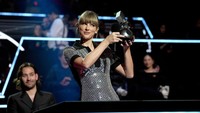 Tiga kemenangan lainnya pun diraih oleh Taylor seperti Best Video, Best Artist hingga Best Pop. WireImage/Kevin Mazur