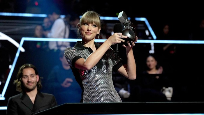 DUESSELDORF, GERMANY - NOVEMBER 13: Taylor Swift accepts an award onstage during the MTV Europe Music Awards 2022 held at PSD Bank Dome on November 13, 2022 in Duesseldorf, Germany. (Photo by Kevin Mazur/WireImage)