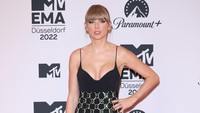 Banyak media yang menyebutkan jika ini adalah penampilan paling seksi Taylor Swift di red carpet. WireImage/Daniele Venturelli