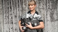 Total Taylor Swift memborong 4 piala di ajang tersebut dan menjadi yang terbanyak dibandingkan musisi lainnya. WireImage/Kevin Mazur