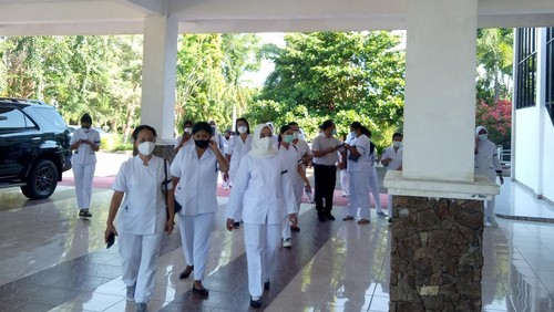 Tenaga Kesehatan RSUD Komodo mendatangi Kantor Bupati Manggarai Barat menuntut pembayaran Jasa Pelayanan COVID-19, Senin (14/11/2022). Foto: Ambrosius Ardin