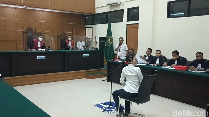 Terdakwa Nikita Mirzani langsung mengajukan eksepsi atau keberatan atas dakwaan yang dibacakan JPU atas pencemaran nama baik Dito Mahendra. (Bahtiar R/detikcom)